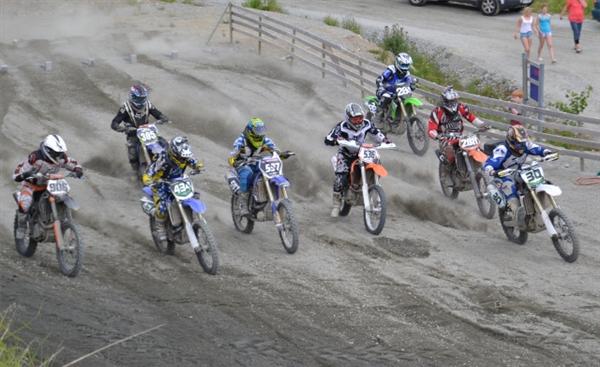 Sakarias køyrer motorcross