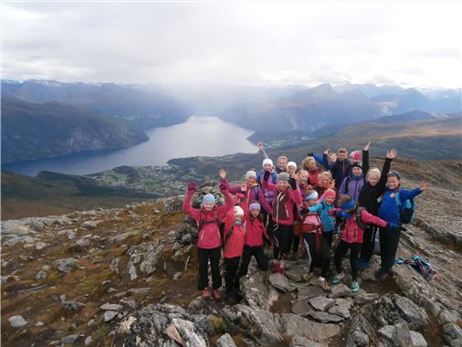 Ringstad skule på fjelltur.